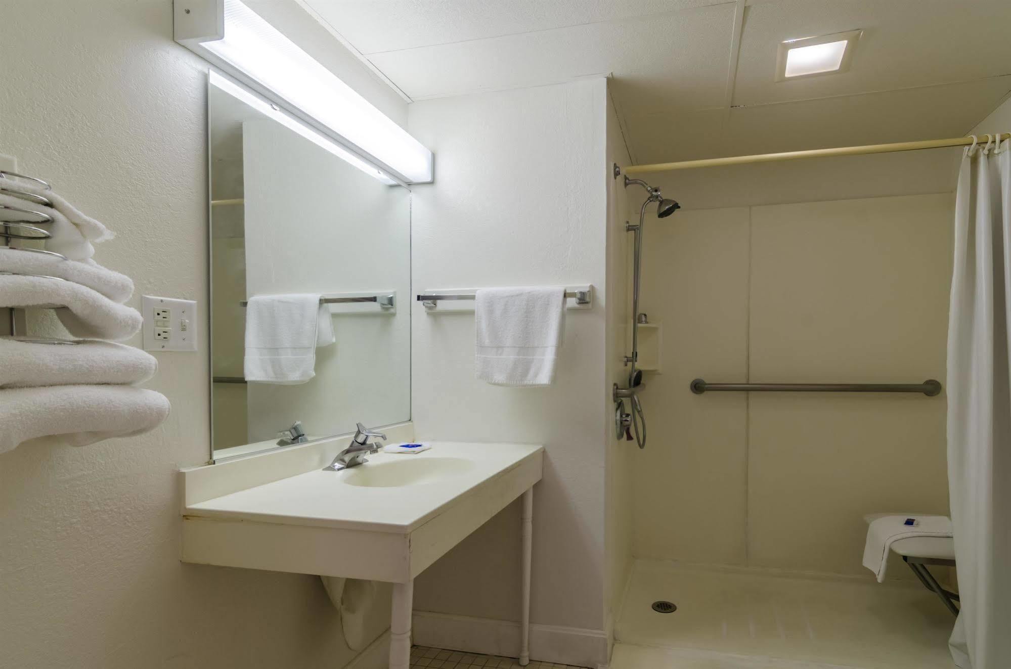 אמפוריה Rodeway Inn מראה חיצוני תמונה